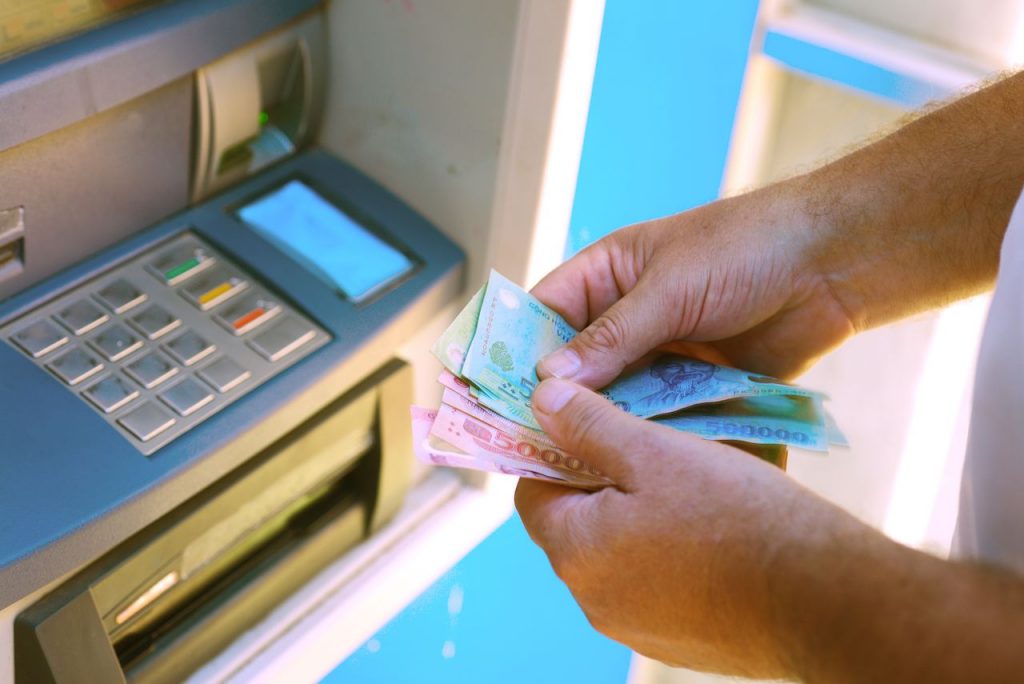 Man count taken vietnamese dong from ATM