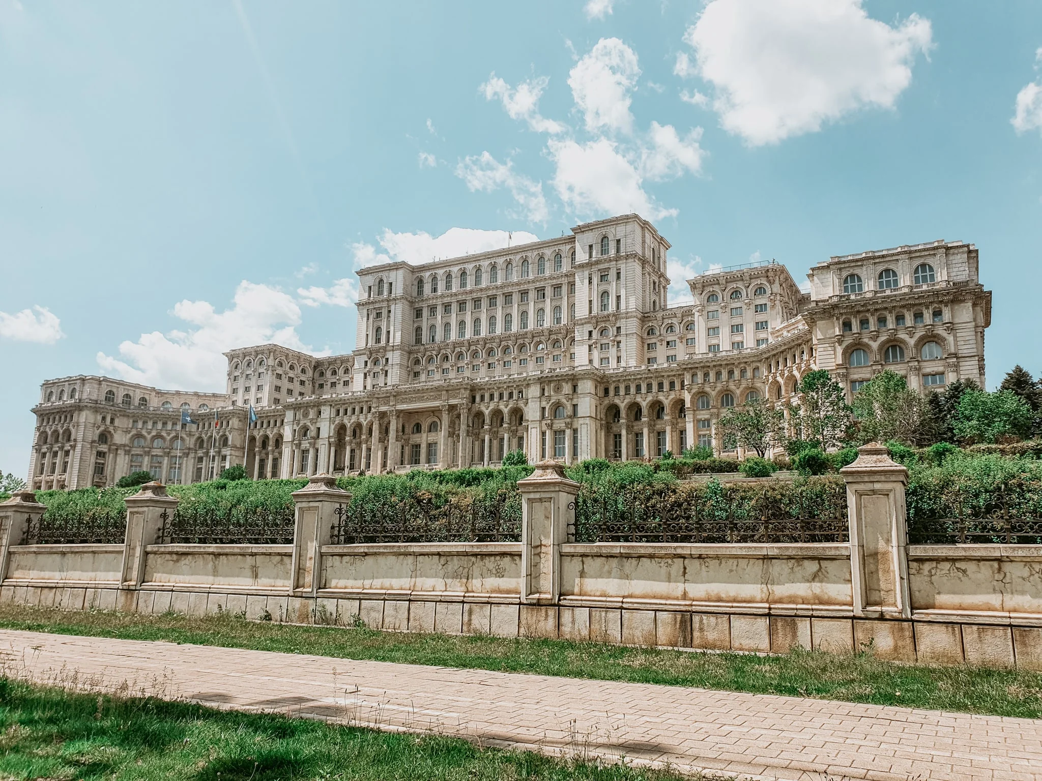 What are some common phrases I should learn before visiting Bucharest?