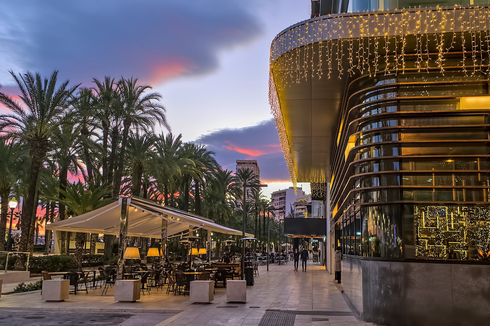 El Puerto: Port area of Alicante with beach bars, clubs and a popular casino
