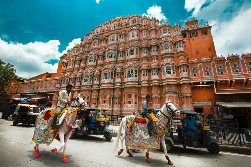What are the most popular tourist attractions in Jaipur?