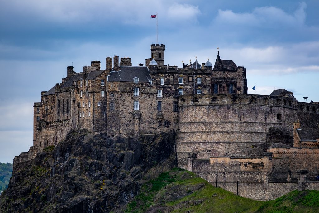 What are the must-see sights in Edinburgh?