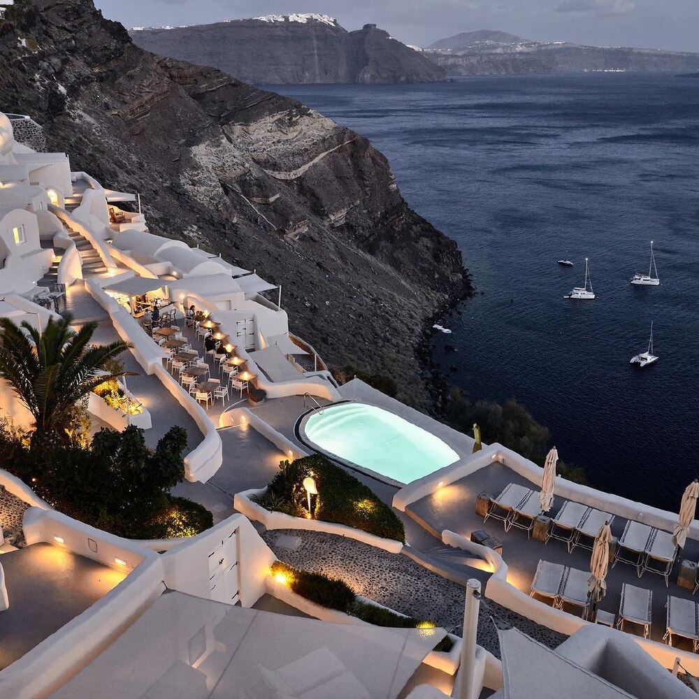 Best luxury accommodations Santorini