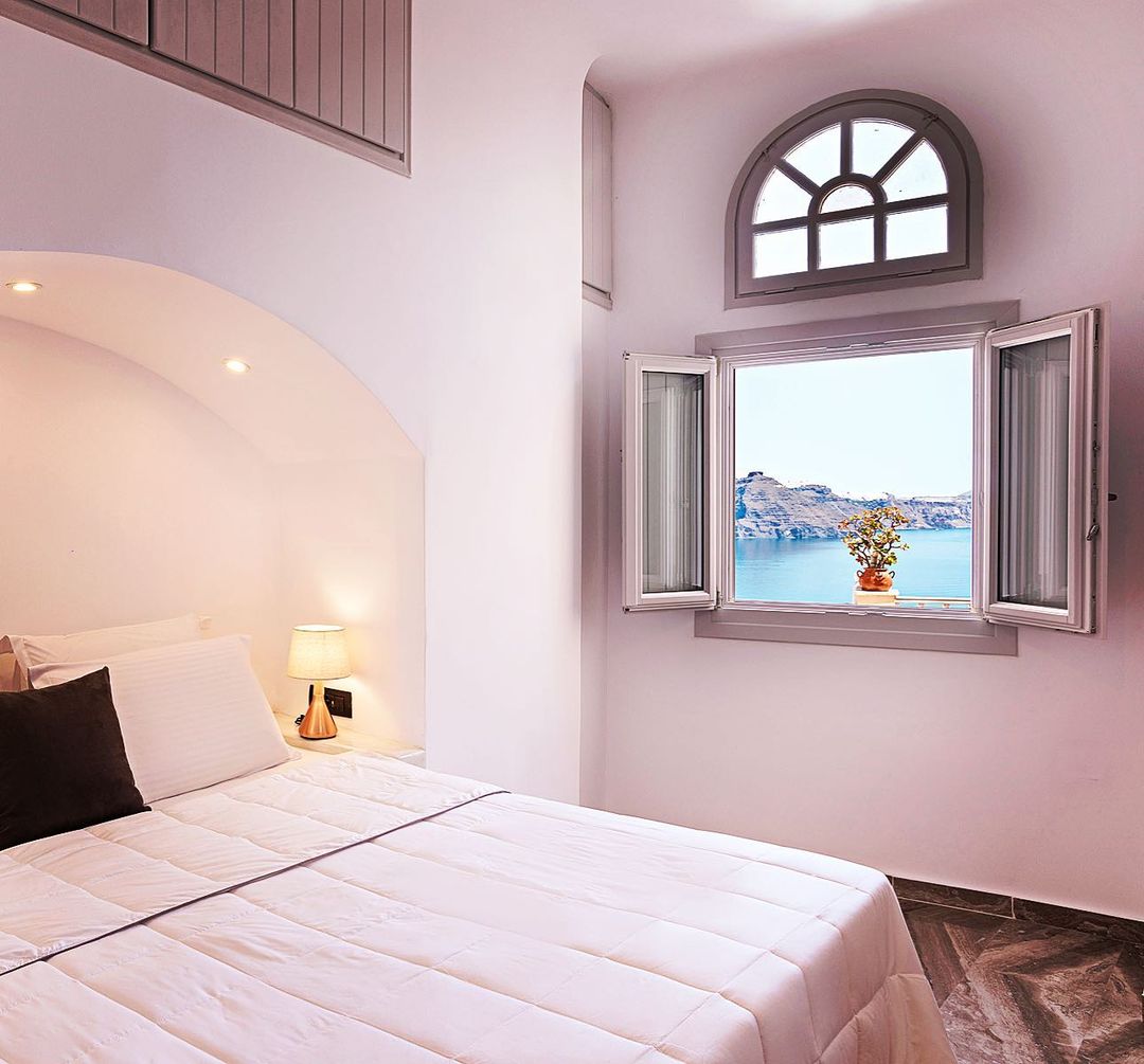 Sole d’oro Luxury Suites - 10 Amazing Places to Stay in Santorini