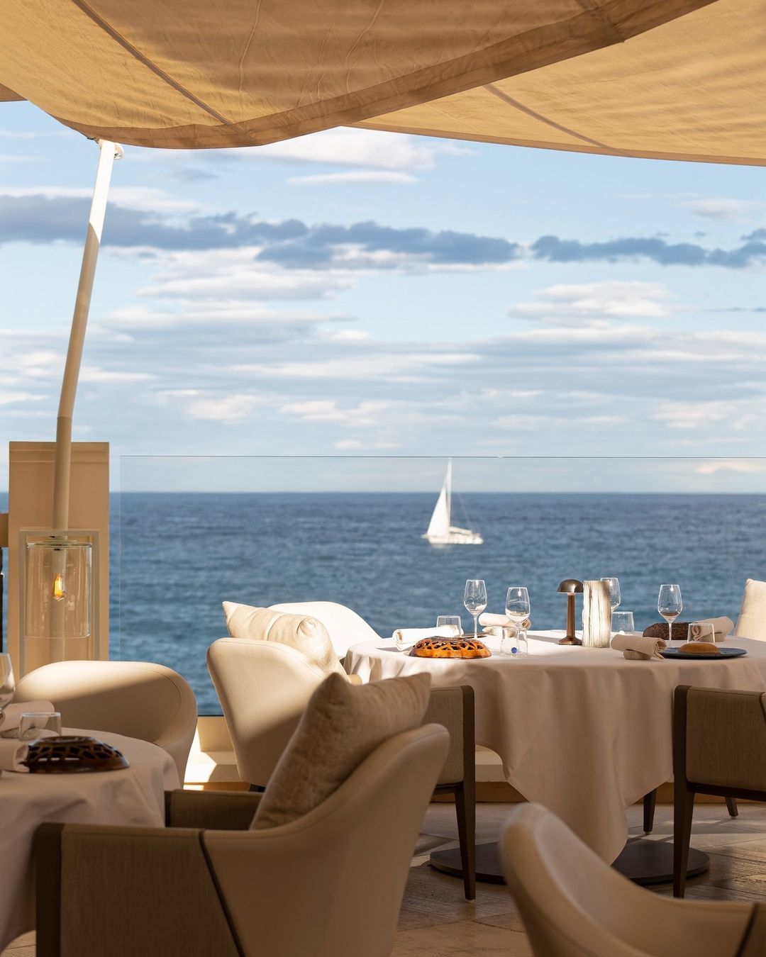 Dive your eyes into the Big Blue, feel the light breeze of summer evenings, while enjoying a refined menu