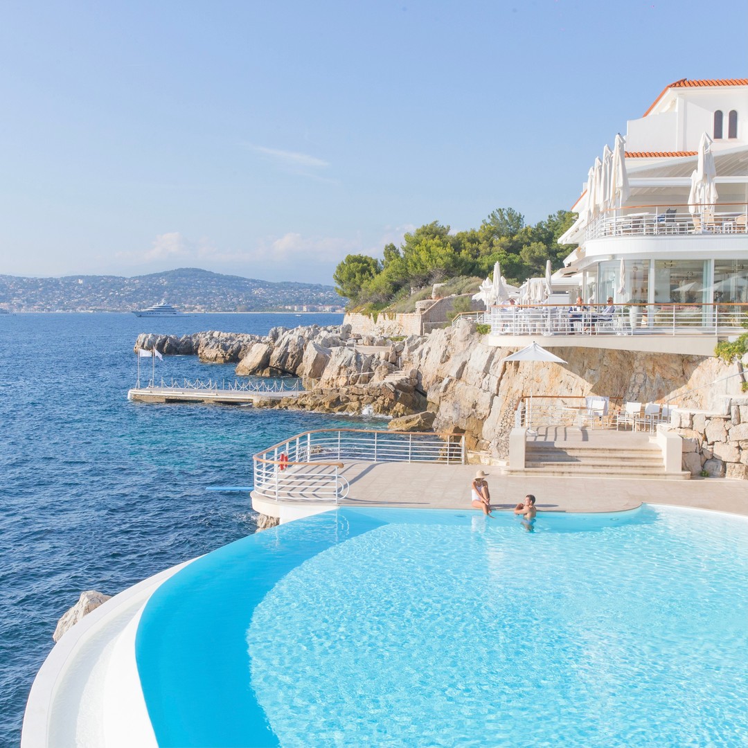 Dreamy afternoon by the pool, with an exclusive access to the Mediterranean Sea at Hôtel du Cap-Eden-Roc