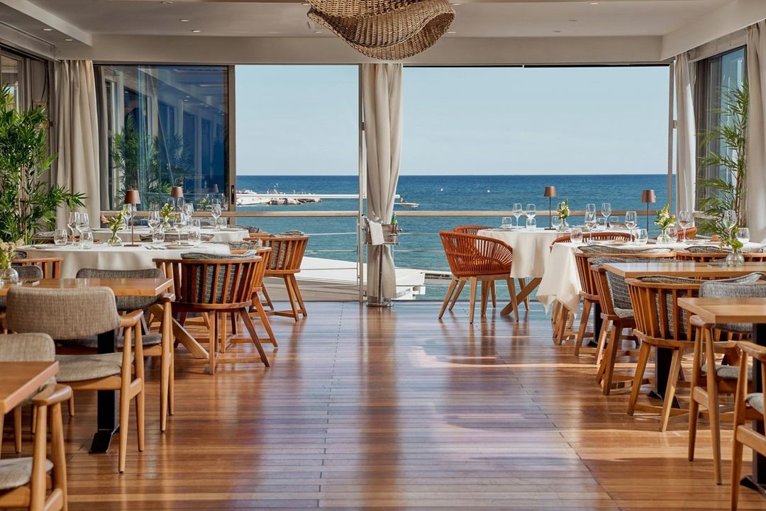 En Plo Restaurant verlooking the waterfront and offering an elegant yet vibrant ambience