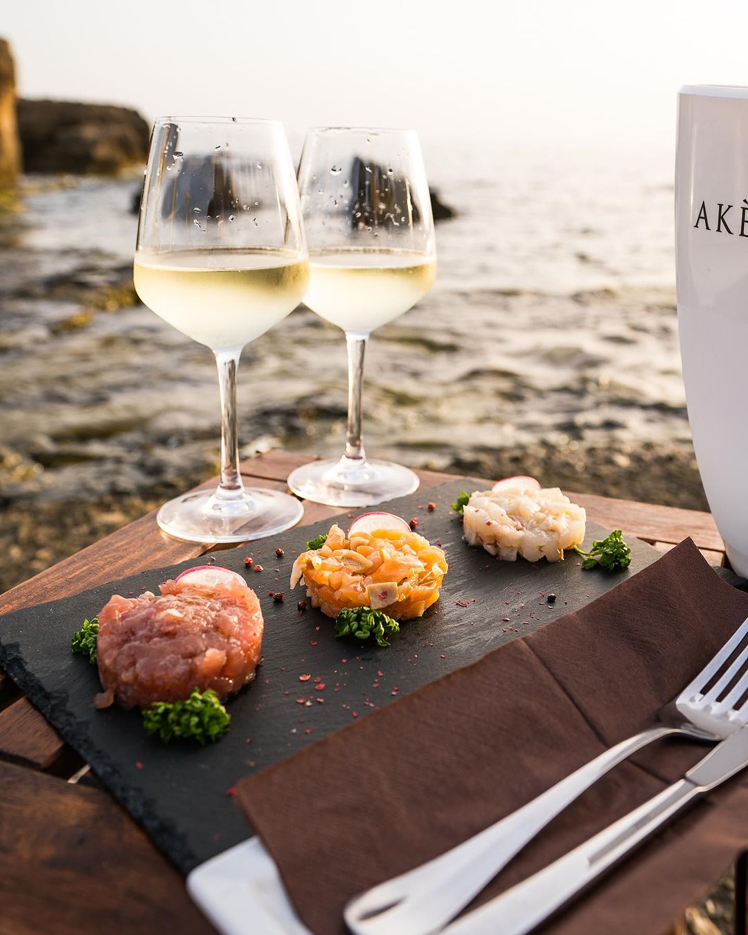 Tris di tartare and wine by the sea - the perfect idea of aperitif at Riservato Beach Bar - Sardinia - Top 10 Beach Bars