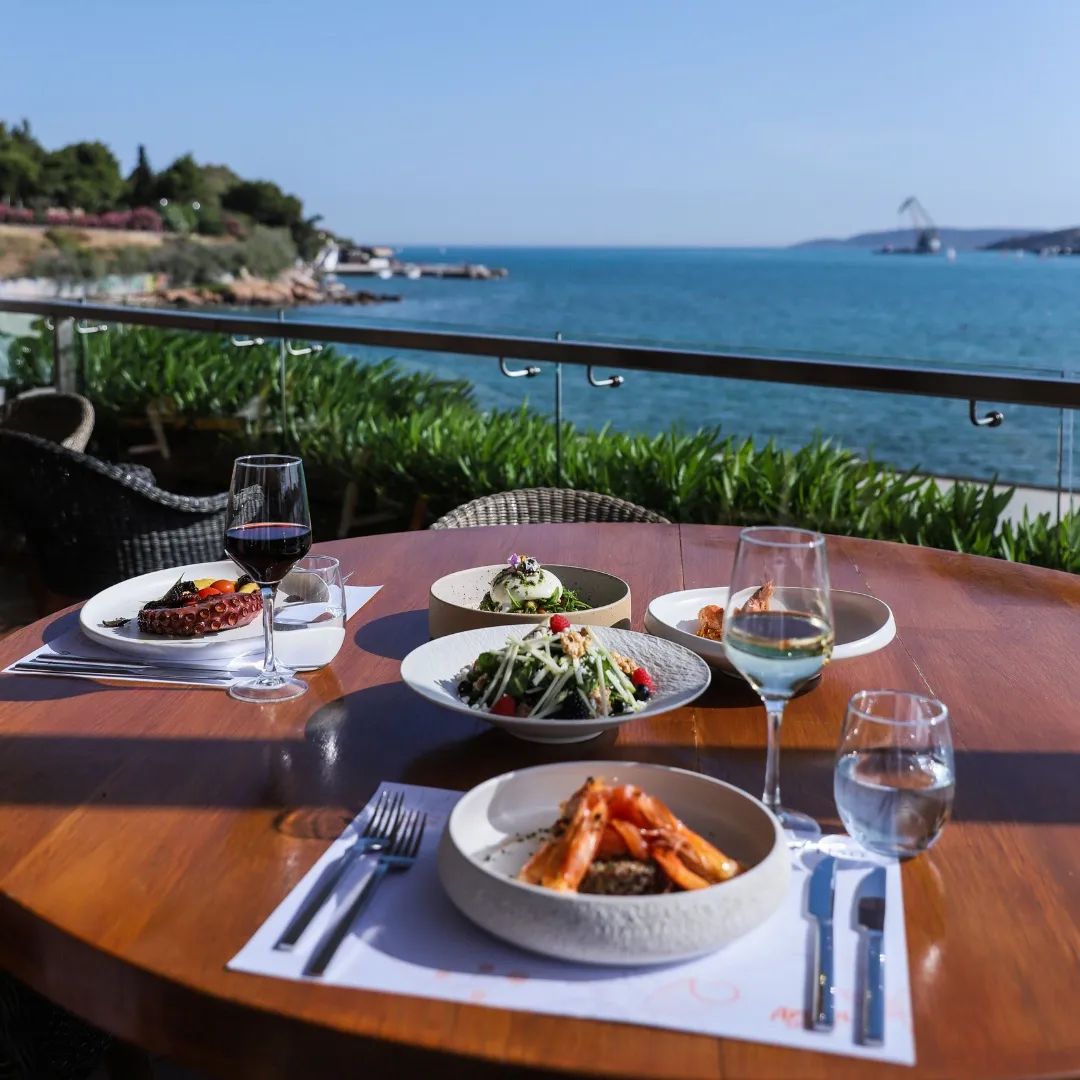 Great variety of flavours, fresh atmosphere and an amazing view at En Plo Vouliagmeni