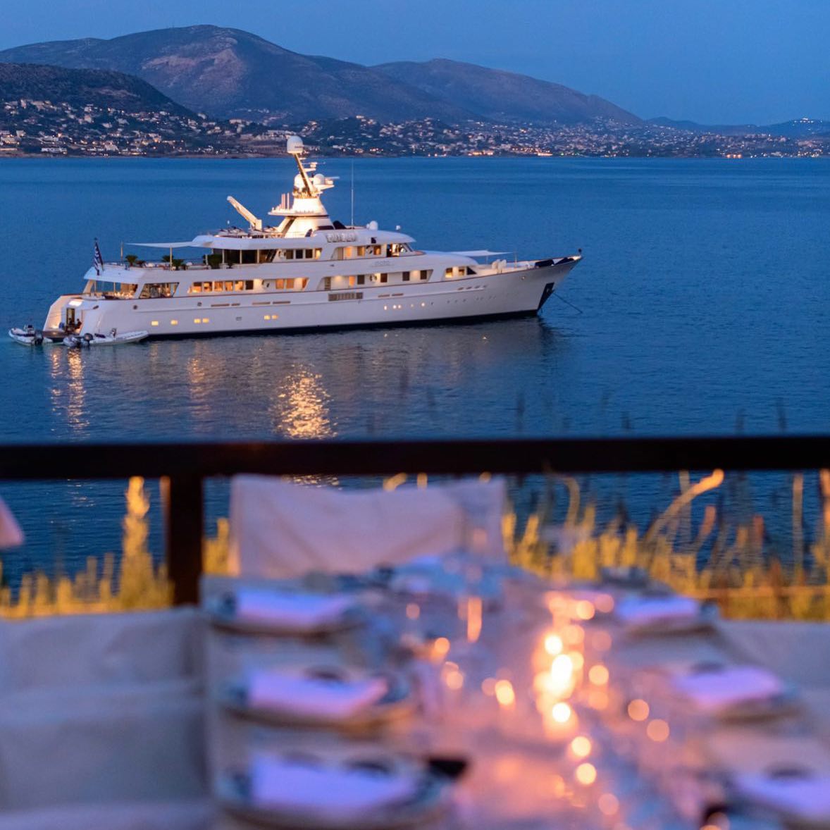 On top of the rock, in continuation of the club and overlooking the sea, the Island restaurant spreads dynamically