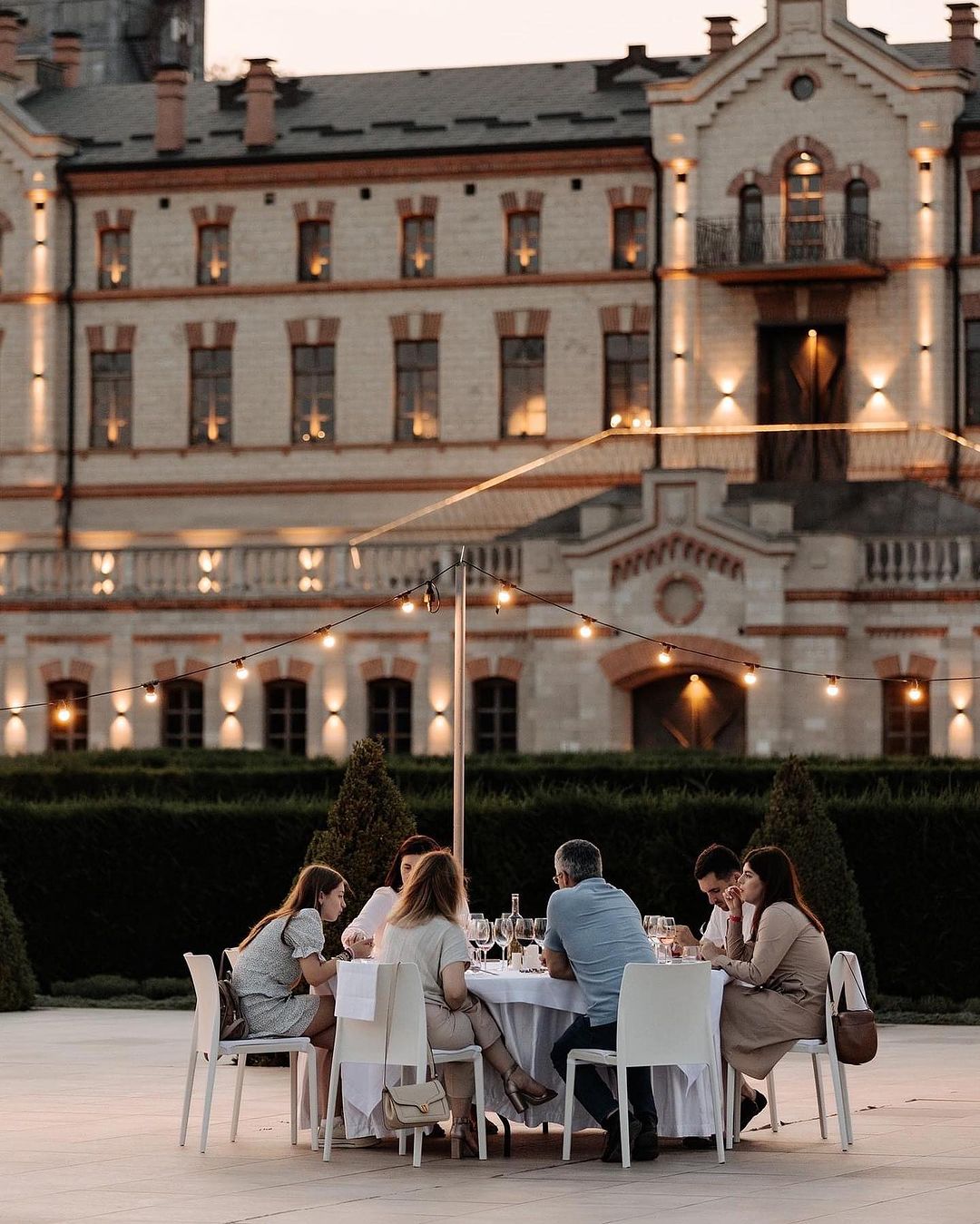 Outdoor dining, a new tradition at Castel Mimi