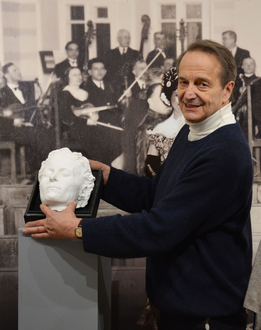The handing over of Maria Cebotari's death mask by her son Fritz Curzon and its inauguration in the permanent exhibition of the National Museum of the History of Moldova