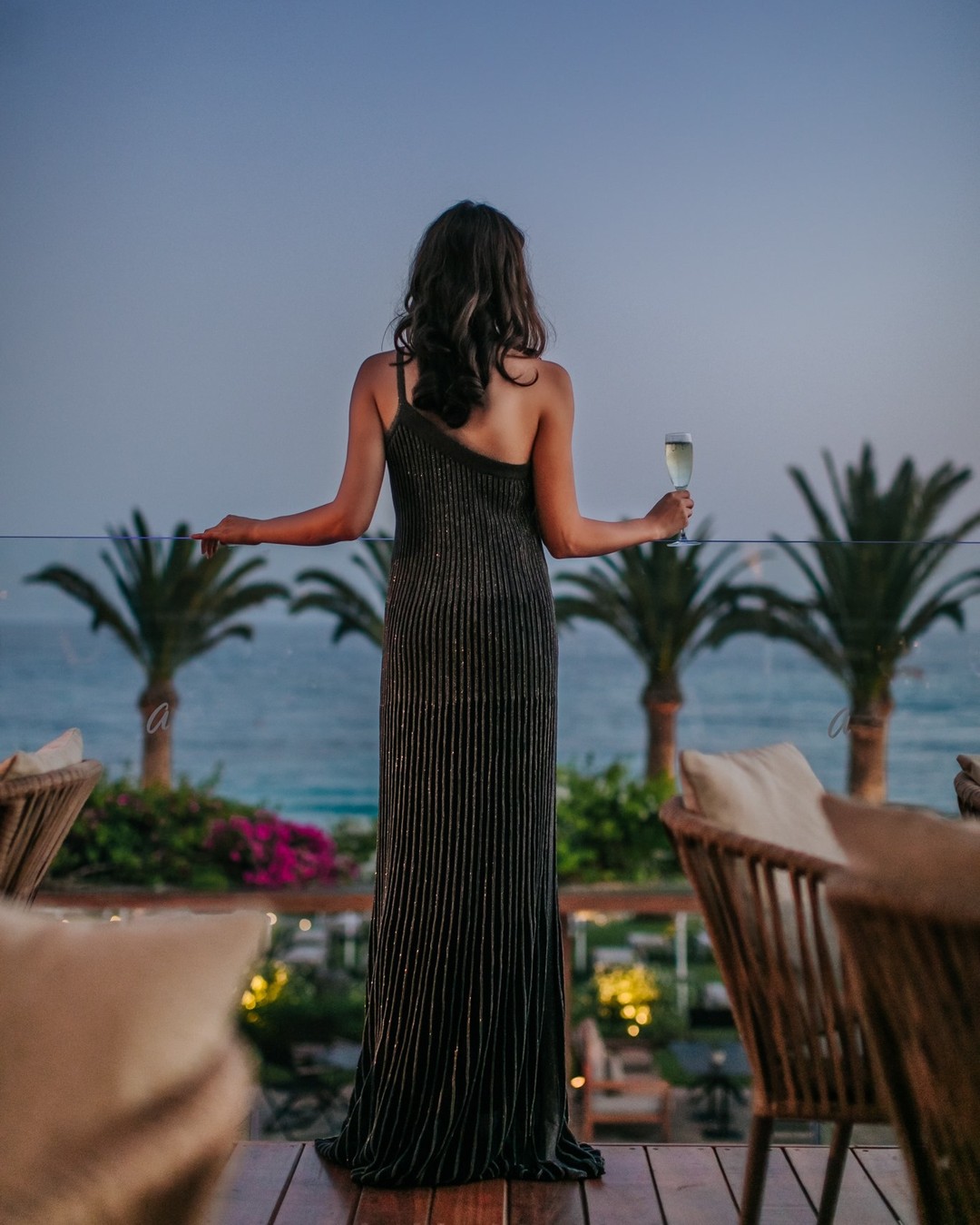 With panoramic sea view and a glass of champagne, the evening begins with magic at The Deck by Alion