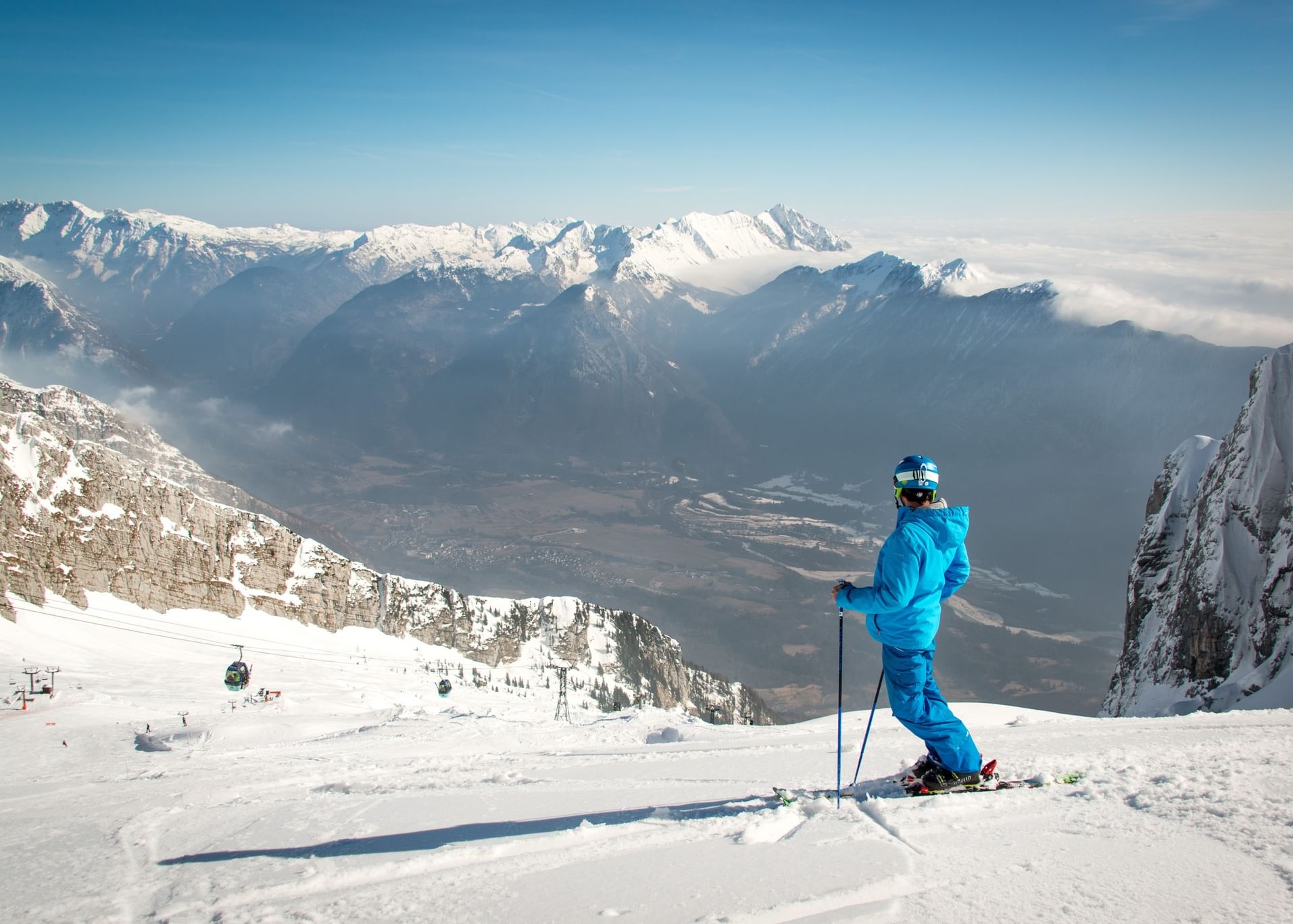 Kanin is the highest skicenter in Slovenia, connected with 🇮🇹 Sella Nevea 👉 and overlooking the Alps & the Adriatic Sea