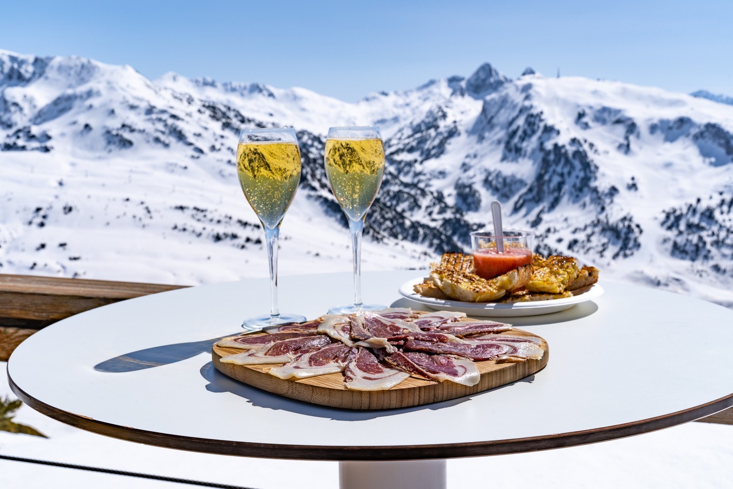 In Baqueira Beret you will find a great variety of gastronomic offer among the 25 restaurants distributed throughout the Resort